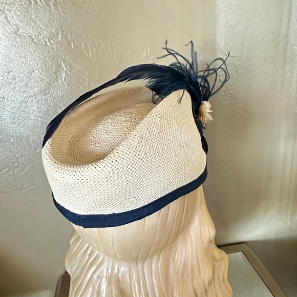 STUNNING 1940s\' CREAM STRAW SIDE CAP STYLE + NAVY TRIM, BROOCH & FEATHERS main image 6